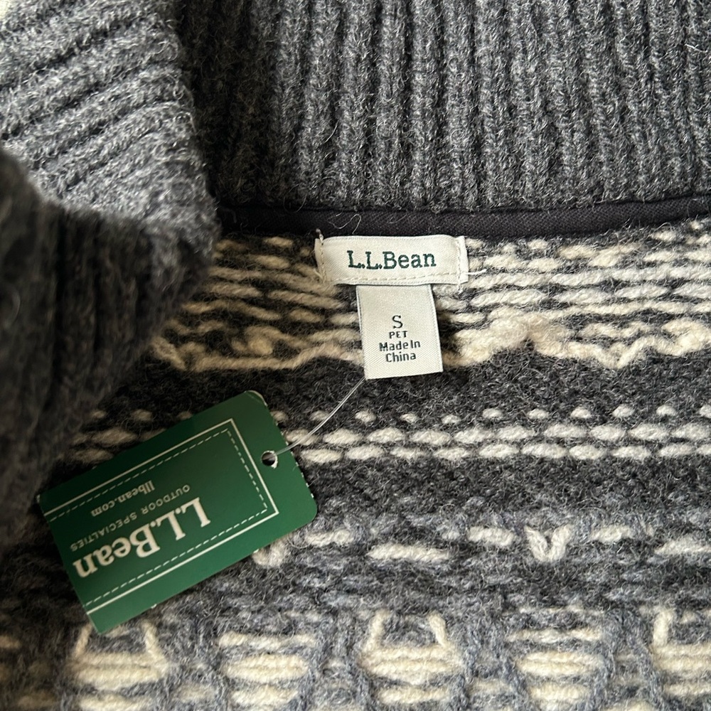 ❌SOLD❌
L.L. Bean Charcoal and Cream Fair Isle Zip-Up Sweater 100% lambswool - Picture 4 of 5
